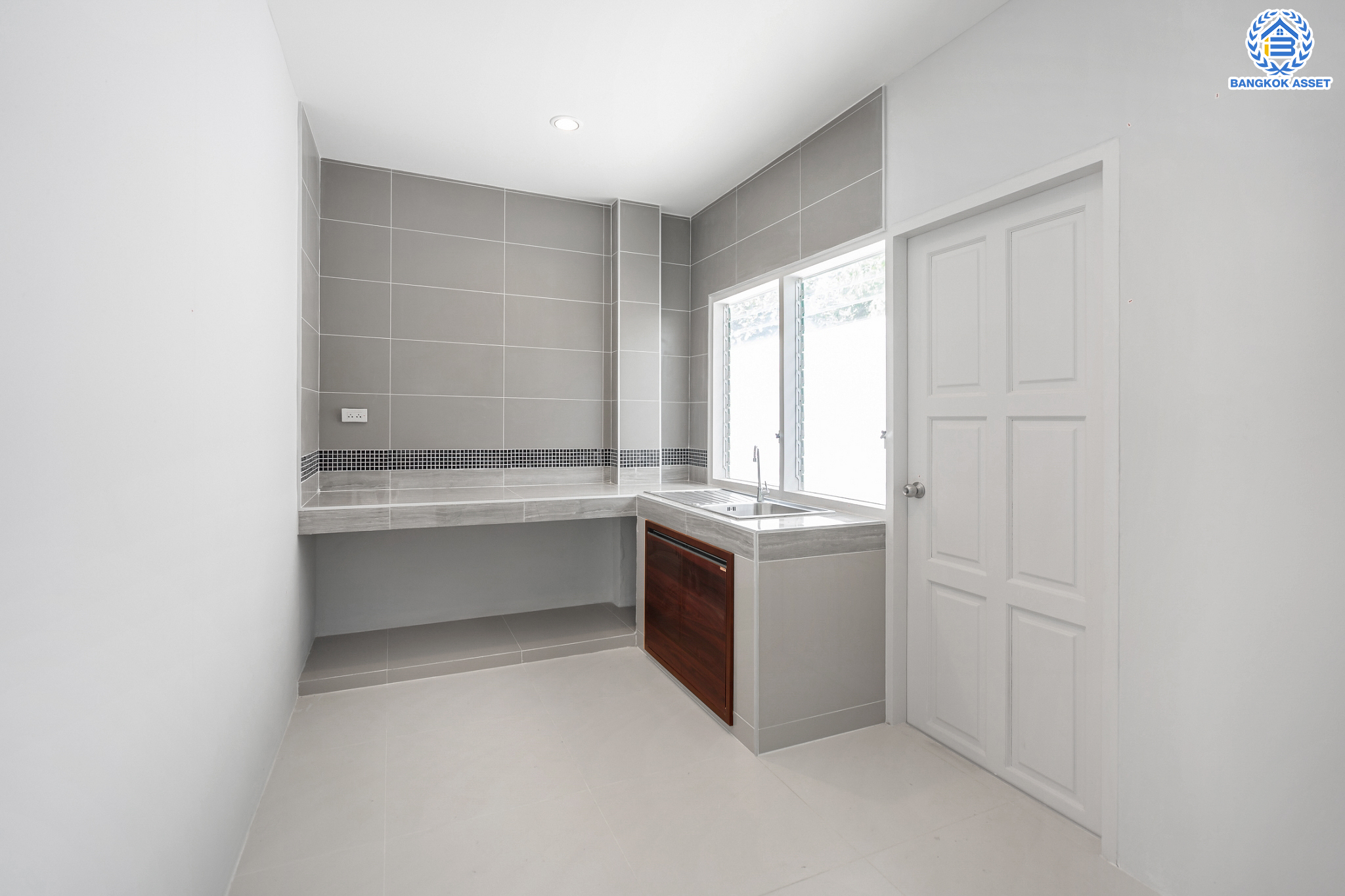 บ้านมือสองตกแต่งใหม่ หลังใหญ่พร้อมเข้าอยู่ ม.เมืองดี พุทธมณฑลสาย 2 เนื้อที่ 63.5 ตร.ว. ฟังก์ชันจัดเต็ม 3 ห้องนอน 2 ห้องน้ำ จอดรถได้ถึง 2 คัน บนทำเลใกล้ทางคู่ขนานลอยฟ้าบรมราชชนนี และเซ็นทรัลปิ่นเกล้า